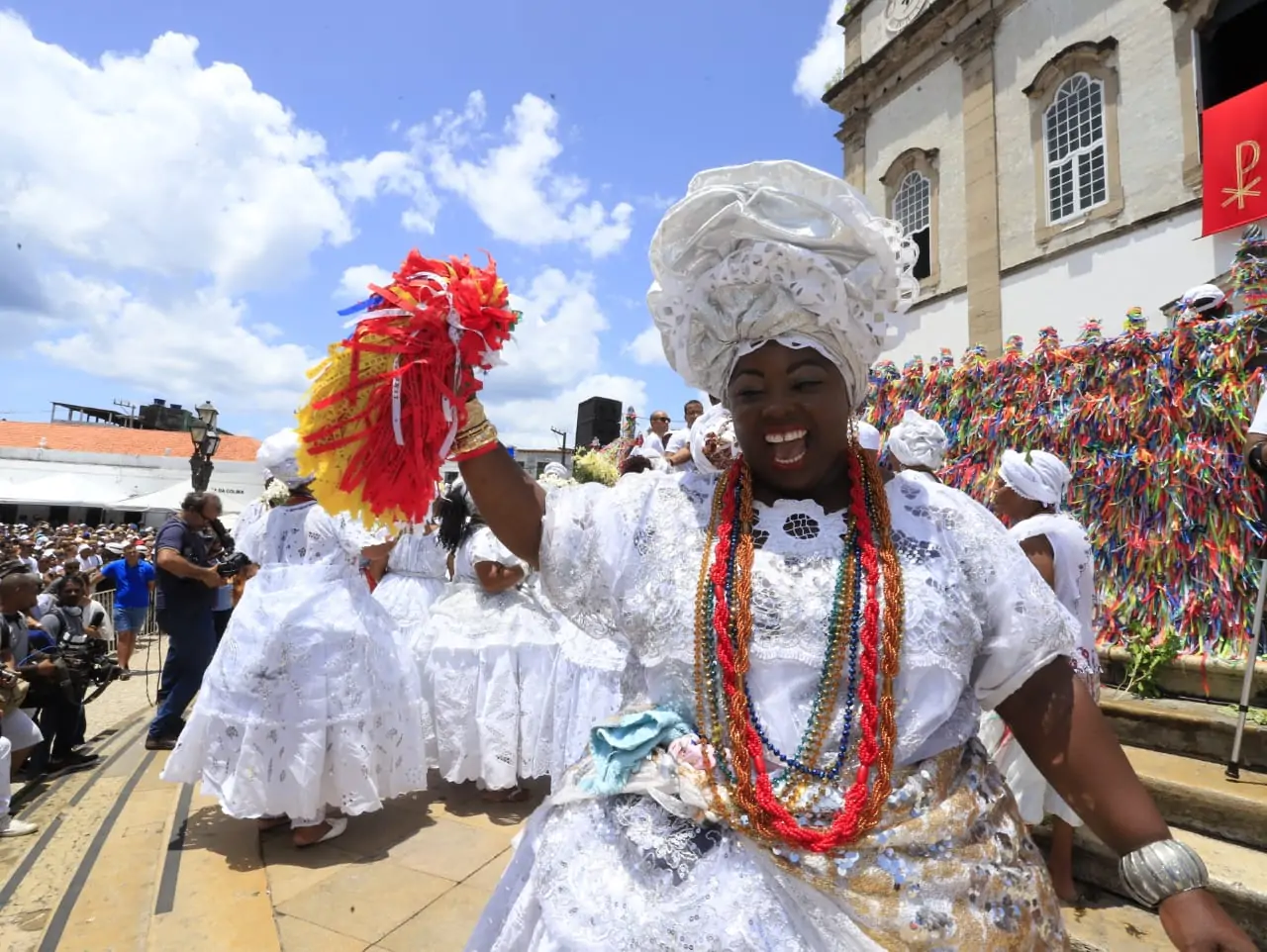Personalidades marcam presença na tradicional Lavagem do Bonfim Anota