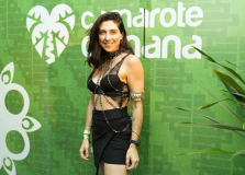 Fê Bruxa aproveita último dia de folia no Camarote do Nana