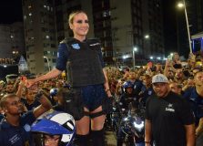 Claudia Leitte homenageia mulheres da Guarda Civil no primeiro dia de Carnaval