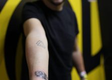 Foliões que moraram dentro do Carnaval tatuam trio elétrico na pele