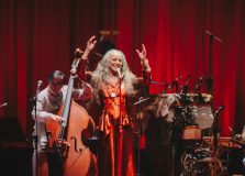 Maria Bethânia completa 55 anos de carreira