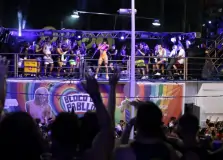 Pabllo Vittar desfila no circuito Barra-Ondina com direito a troca de figurino