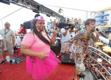Saulo abre o segundo dia do carnaval de Salvador no trio pipoca