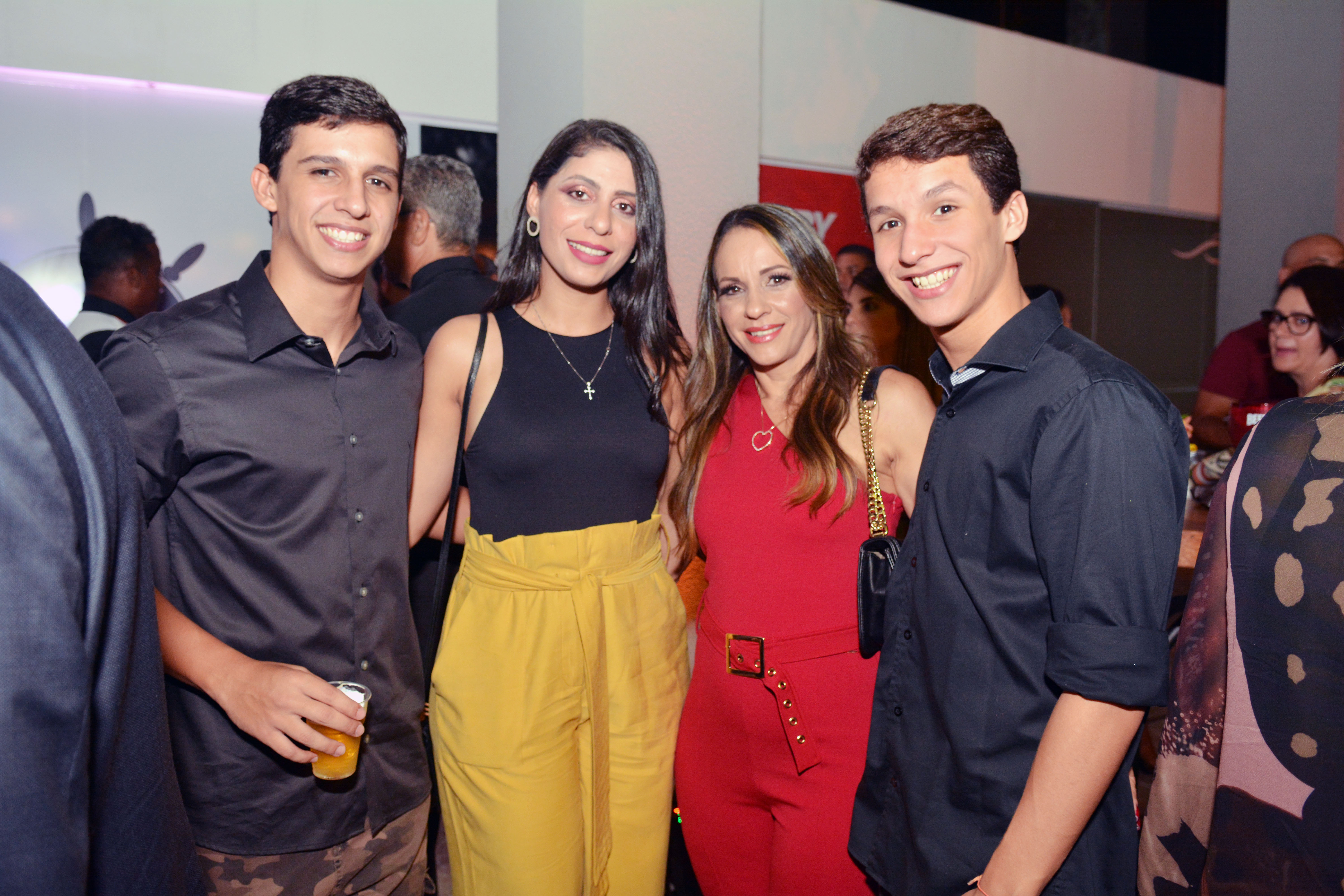 Rafael e Gabriel Felix com Cassia e Jô Abreu
