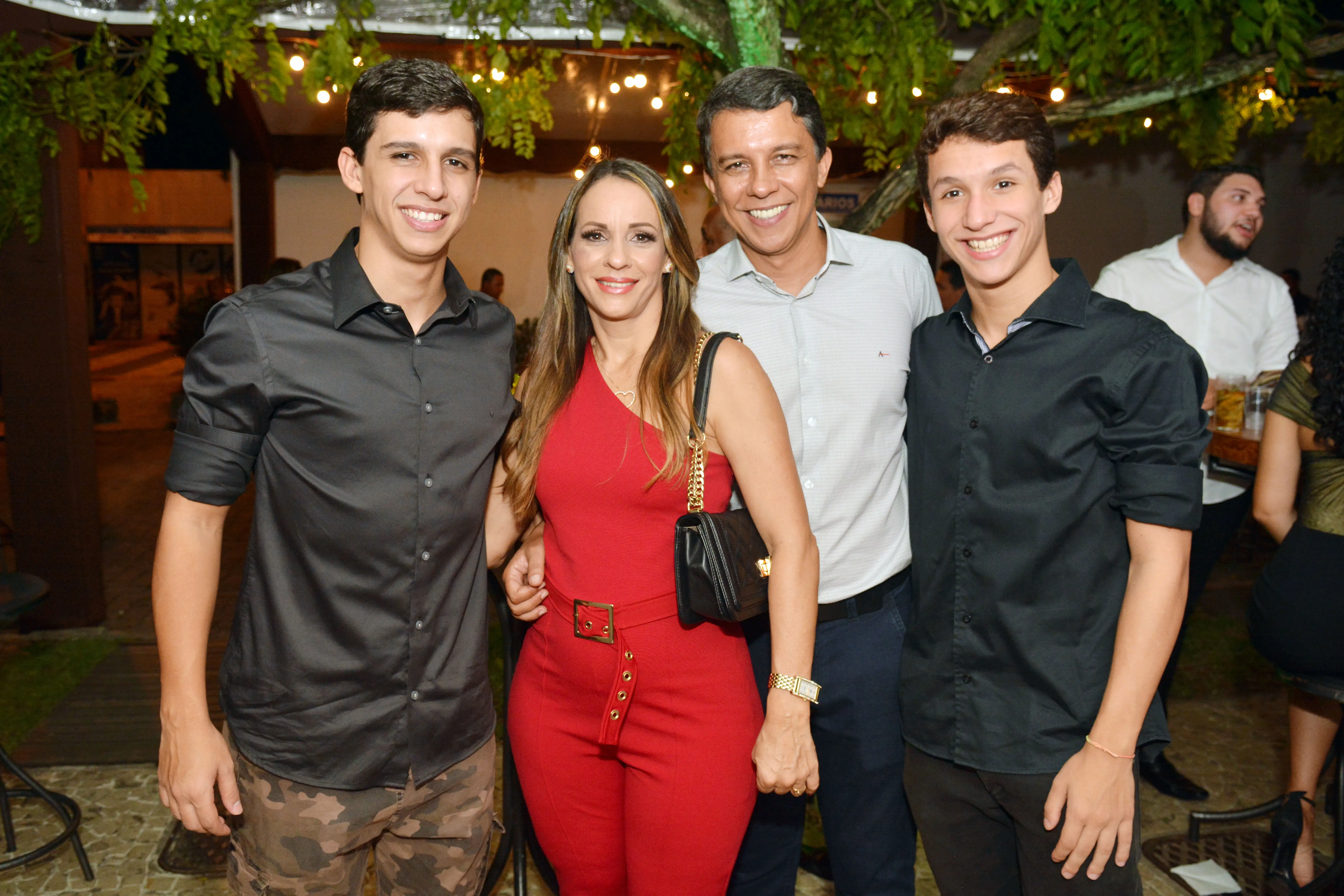 Gabriel, Jean e Rafael Felix com Jô Abreu