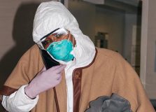 Burberry usará fábrica de trench coats para produzir máscaras e roupas hospitalares