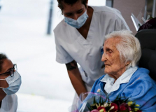 Aos 100 anos, idosa supera o coronavírus na Bélgica