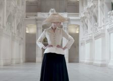 Dior disponibiliza documentário sobre exposição de 70 anos da marca