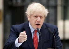 Boris Johnson retorna ao governo e pede continuidade do confinamento