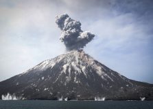Vulcão Krakatoa entrou em erupção na Indonésia