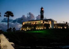 Farol da Barra tem iluminação especial em homenagem a defensores públicos
