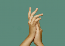 Aisamaque Gomes cria plataforma de combate à covid-19 para pessoas surdas na Bahia