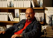 Escritor Carlos Ruiz Zafón morre aos 55 anos