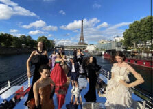 Balmain comemora 75 anos com desfile no Rio Sena