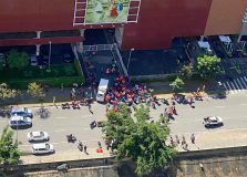 Vídeo: Entregadores de aplicativos pedem melhorias e fazem manifestação no Salvador Shopping