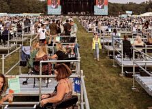 Inglaterra inaugura modelo de show em arena aberta com ‘cercadinhos’