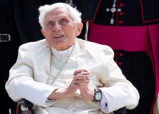 Ex-papa Bento XVI está gravemente doente, diz jornal