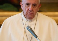 Vaticano condena mudança de gênero, aborto e outros temas