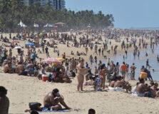 Recife tem praias lotadas neste domingo (23)