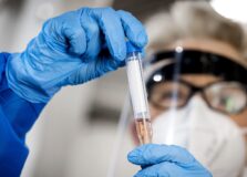 AstraZeneca e instituto russo vão testar combinação de vacinas