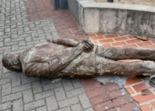 Estátua de Ariano Suassuna foi alvo de vandalismo no Recife