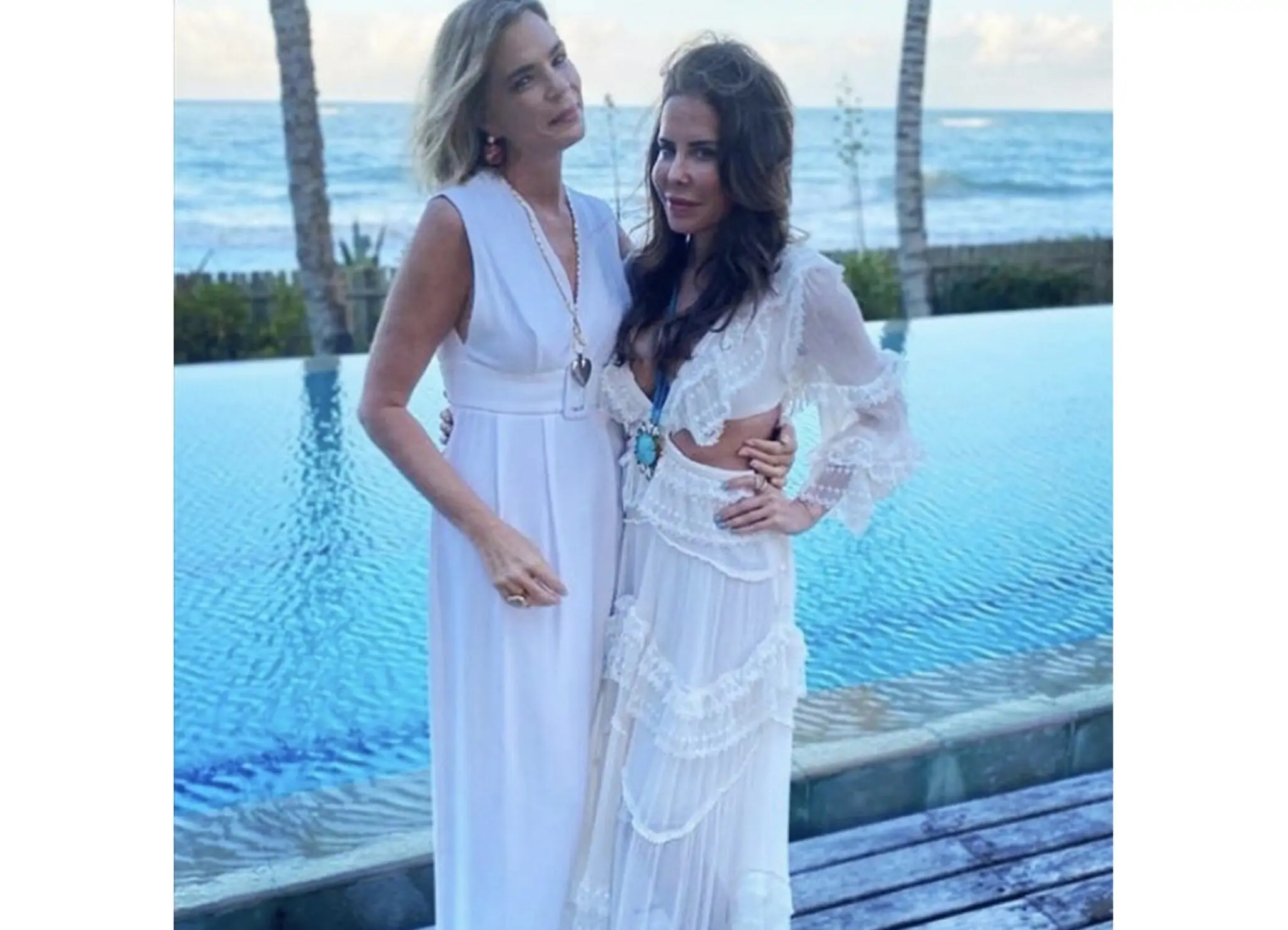 Alexia Dechamps e a aniversariante Ana Paula Junqueira, em Trancoso (BA).