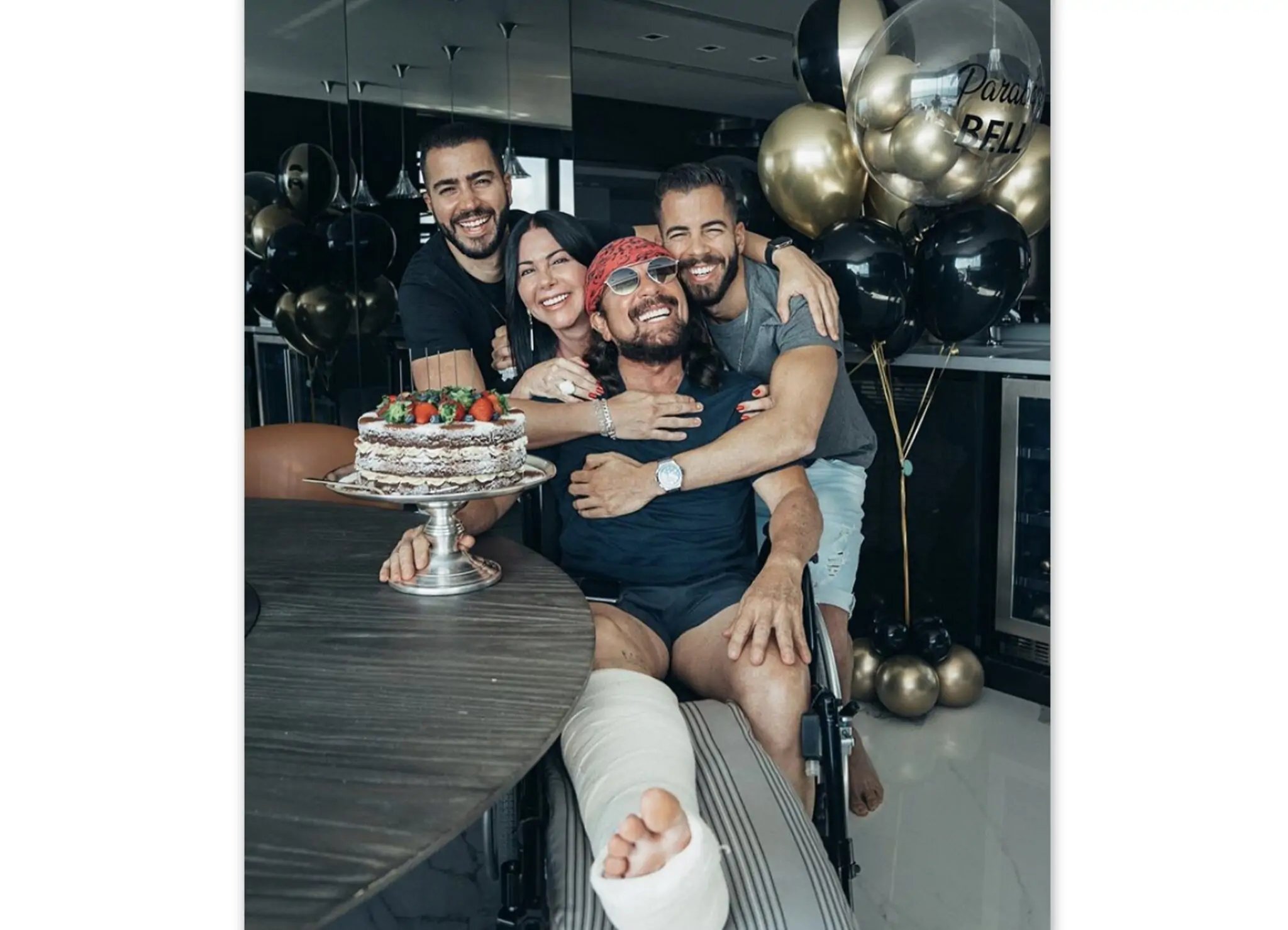 Rafa, Aninha e Pipo com o aniversariante Bell Marques, em Salvador (BA).