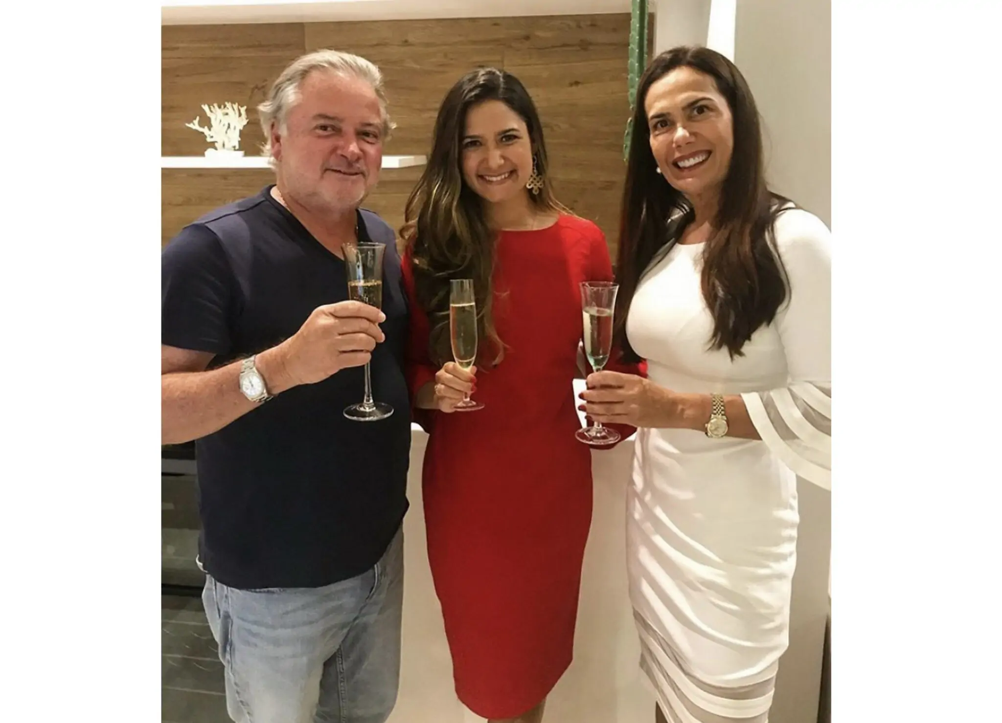 Eduardo e Nadja brindam a formatura em Direito de Bia Valente, em Salvador (BA).