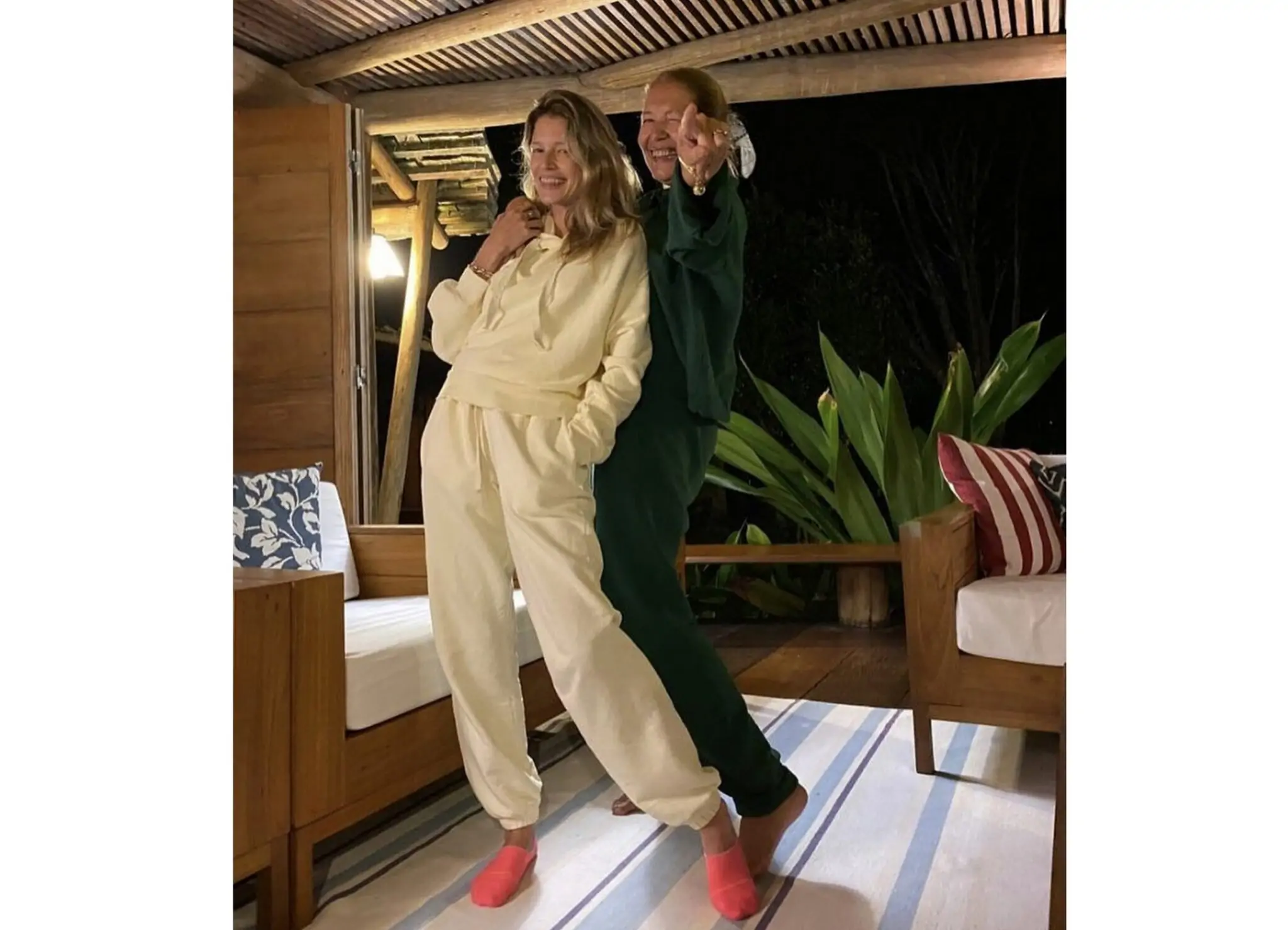 Helena Bordon e Donata Meirelles, em Trancoso (BA).