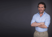 Marcos Proença celebra aniversário de seus salões com ação social