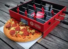 Pizza Hut transforma tampa de caixa de pizza em mesa de pebolim