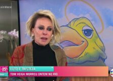 “Não poderia deixar de estar aqui, moída por dentro”, diz Ana Maria Braga em homenagem a Tom Veiga