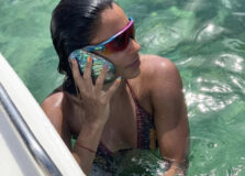 Marina Morena curte dia al mare em Salvador