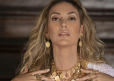 Bianca Klamt estrela campanha de verão de Carlos Rodeiro