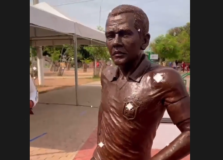 Daniel Alves é homenageado com estátua em Juazeiro