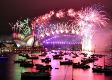 Fogos de artifício explodem no alto de ruas vazias, na Austrália