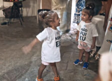 Vídeo: em making of do Prêmio Multishow, Ivete brinca com as filhas gêmeas