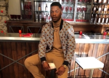 Sam Adegoke, ator de Dinastia, da Netflix, está em Salvador