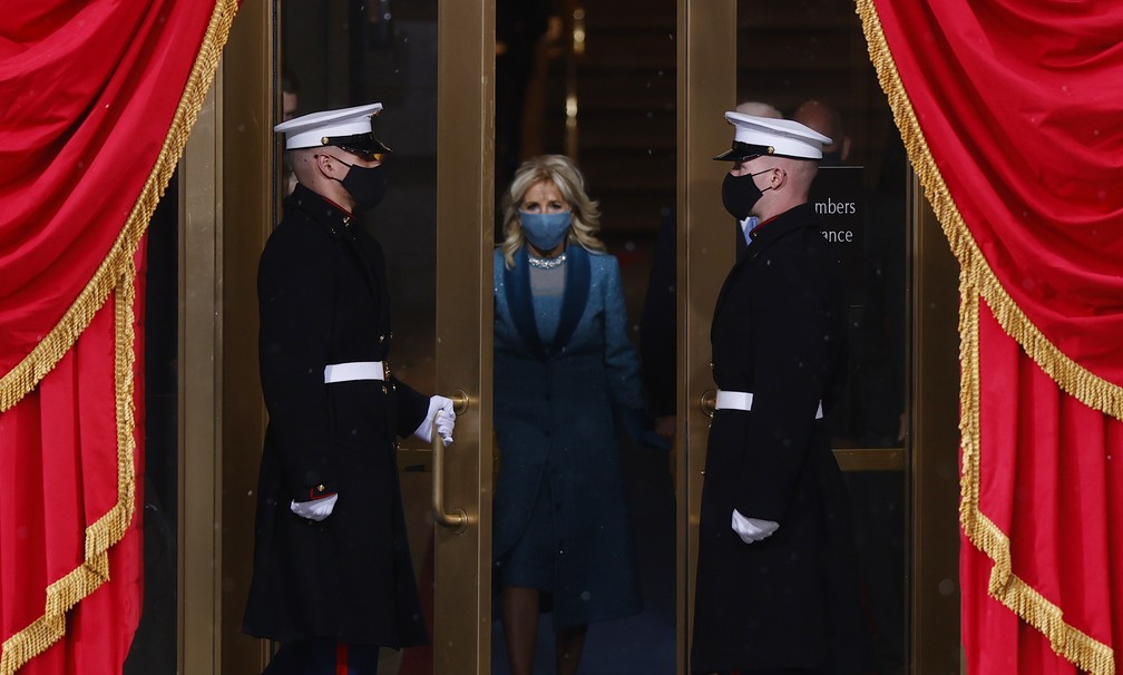 A primeira-dama Jill Biden chega para a posse de Joe Biden