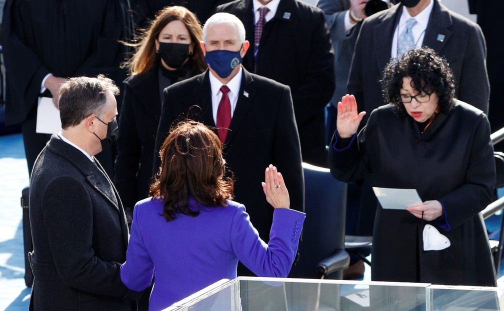 Kamala Harris presta juramento como vice-presidente dos EUA