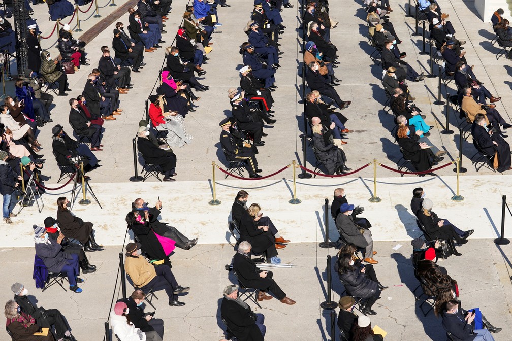 Pessoas assistem a posse de Joe Biden