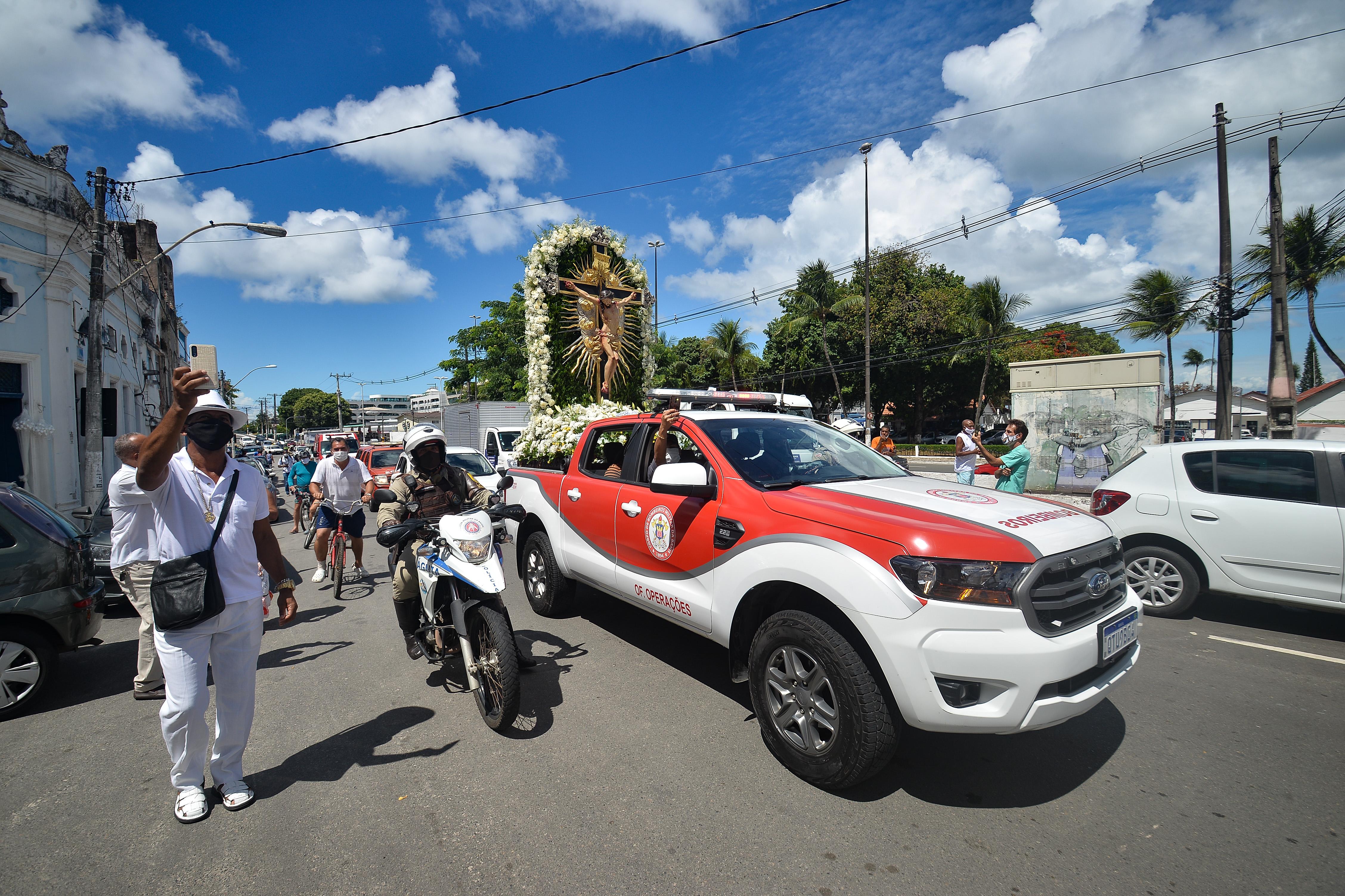 Imagem do Senhor do Bonfim em cortejo pelas ruas de Salvador