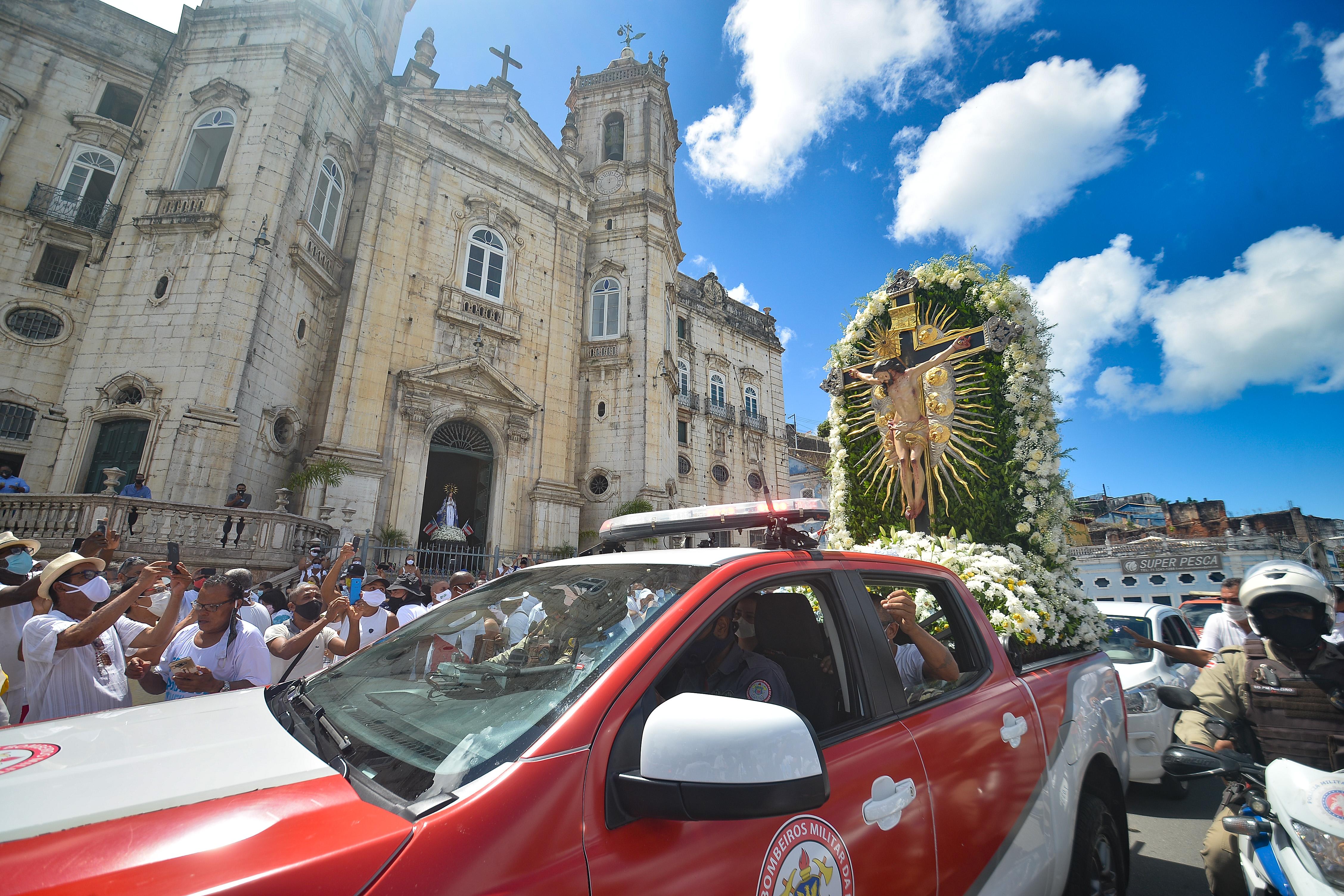 Imagem do Senhor do Bonfim em cortejo pelas ruas de Salvador