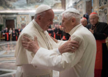 Papa Francisco e Bento XVI são vacinados contra a Covid-19 no Vaticano