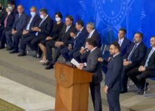 Jair Bolsonaro assina termo de posse de João Roma, o novo Ministro da Cidadania do Brasil