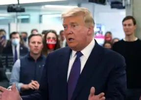 Trump rejeita regulamentação global da IA e anuncia mudança no nome da tecnologia