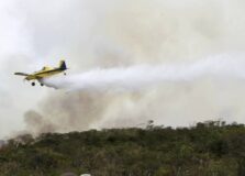 Aeronaves tentam combater incêndio em reserva indígena no sul da Bahia