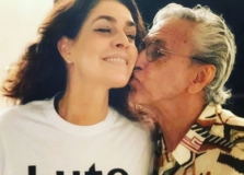 Caetano Veloso e Nizan Guanaes homenageiam Paula Lavigne pelo seu aniversário