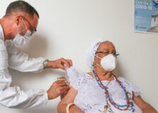 Mãe Carmen do Gantois recebe 2ª dose da vacina contra a Covid-19