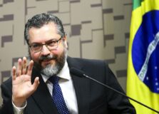 Ministro Ernesto Araújo coloca cargo à disposição